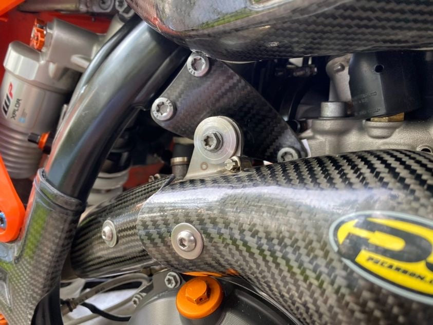 Carbon Engine Mounts | KTM / HUSQ | FE501(s) 500 EXC-F 500 XCFW | 2020-2023 (See Fitment Chart) - Image 2